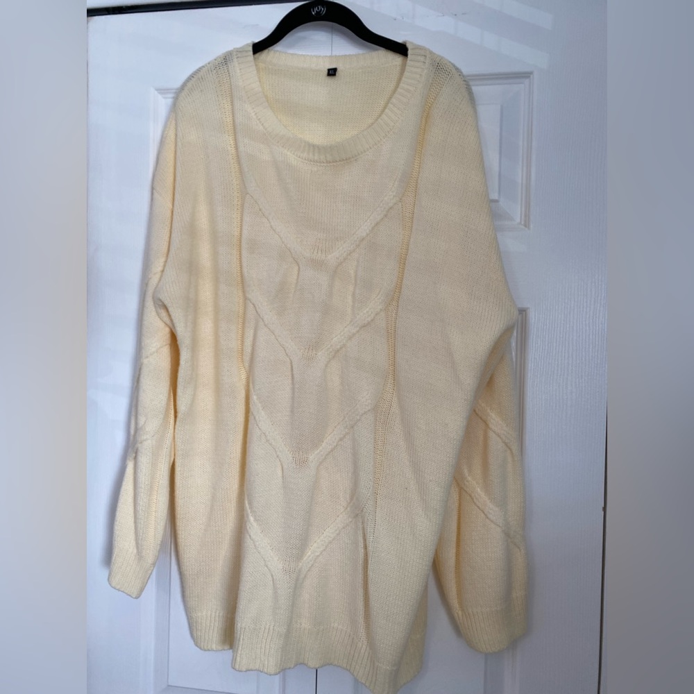 Oversize cableknit sweater with scoopneck in size extra-large